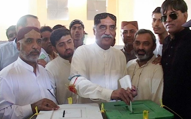 Khursheed Shah casting his vote